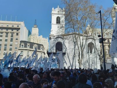 Miles de personas se movilizan a Plaza de Mayo en defensa de la democracia