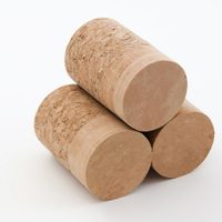 No tires los corchos de vino y utilizalos así para prender el fuego de la parrilla en pocos segundos