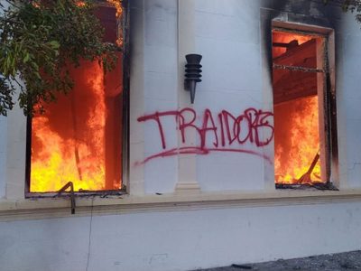 Incendiaron la Casa de Gobierno de Chubut tras la promulgación de la ley minera