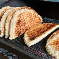 El día se presta para una tortilla parrillera rellena: seguí el paso a paso de esta receta fácil, tentadora y económica