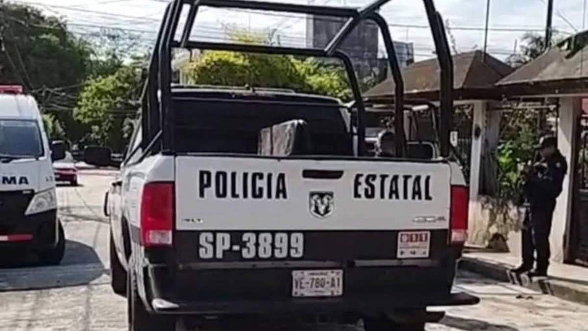Policía estatal en la escena del asesinato del excoordinador de campaña del PT en Cuichapa
