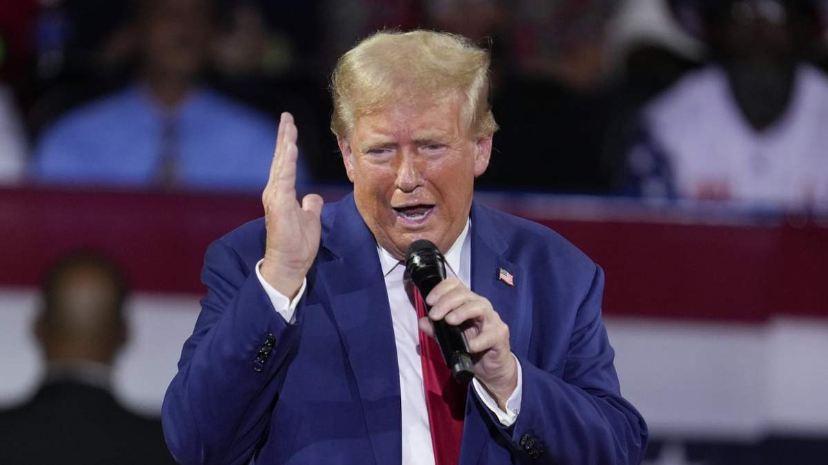 Trump durante un foro público en Flint