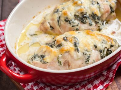 Pechugas de pollo rellenas con espinaca y queso: deleitate con esta receta fácil, digna del mejor chef