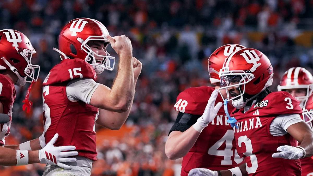 Fernando Mendoza, quarterback de Indiana, celebra después de anotar frente a Miami