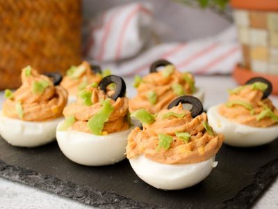 Receta de huevos rellenos: más ligeros y cremosos usando un ingrediente proteico en vez de mayonesa