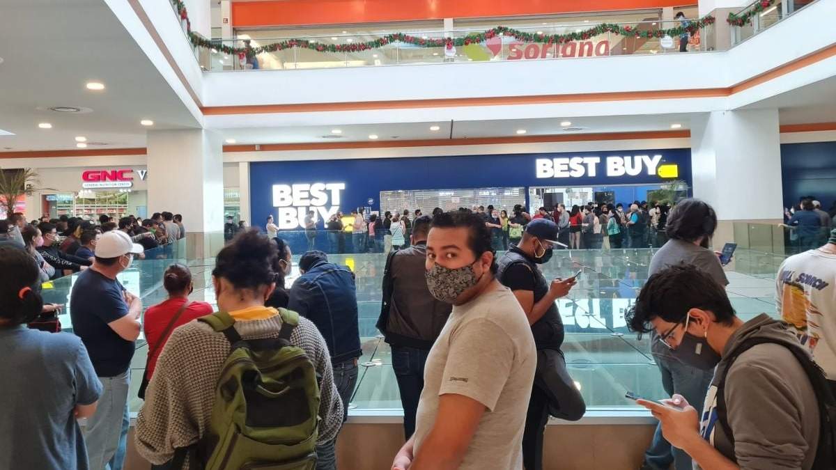 Se formaron largas filas para ingresar a Best Buy