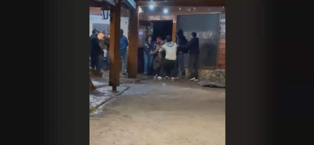 Escenas de violencia en la entrada del boliche.  Fuente: (La Angostura Digital)