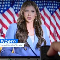 Kristi Noem culpa a migrante “ilegal” por el robo de su bolso Gucci