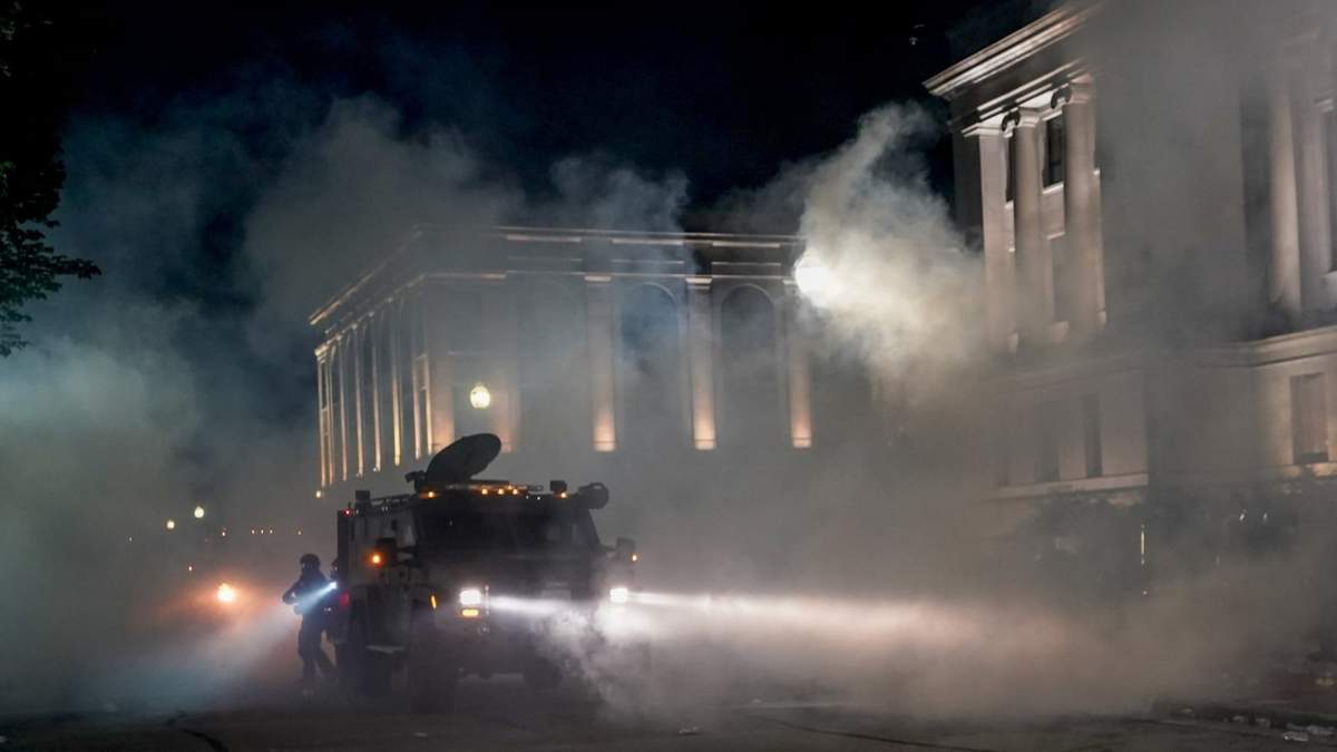 La policía disparó balas de goma y gases lacrimógenos para dispersar a los manifestantes. Fuente: (Twitter)