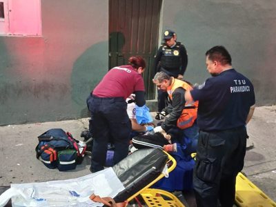 Mujer en presunta situación de calle da a luz afuera del Metro Guelatao