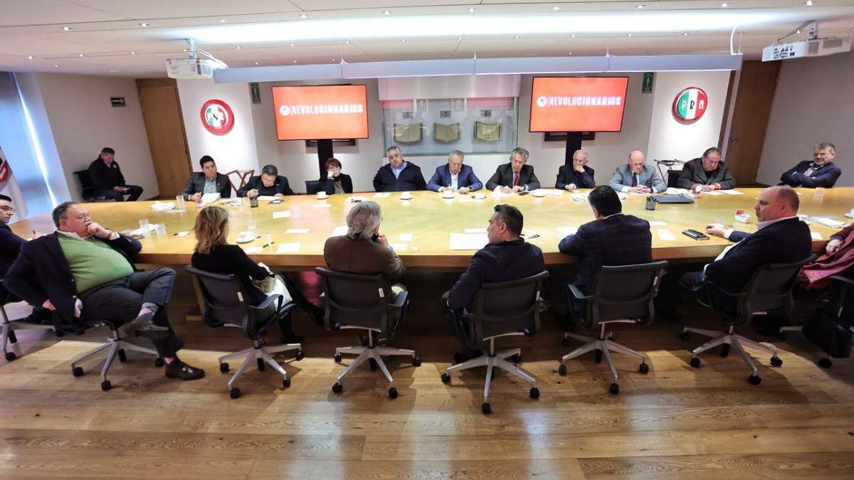 Reunión de Unid@s con el PRI (de espaldas, al centro, Claudio X González y Alejandro Moreno)