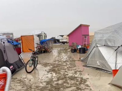 Asistentes al festival Burning Man quedan aislados por una tormenta en el desierto de Nevada
