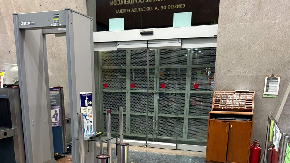 Al enterarse de la decisión, los trabajadores decidieron encerrar a los consejeros de la Judicatura en el edificio sede del mismo