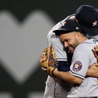 Astros apalean 9-1 a Medias Rojas y están a un triunfo de la Serie  Mundial