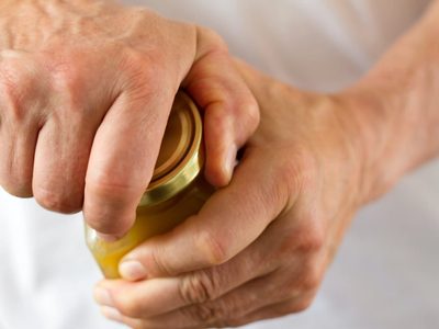 Más vale maña que fuerza: la forma más fácil de abrir frascos usando solo 1 accesorio de cabello