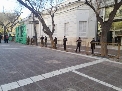 Con una importante presencia policial se trata la reforma laboral estatal