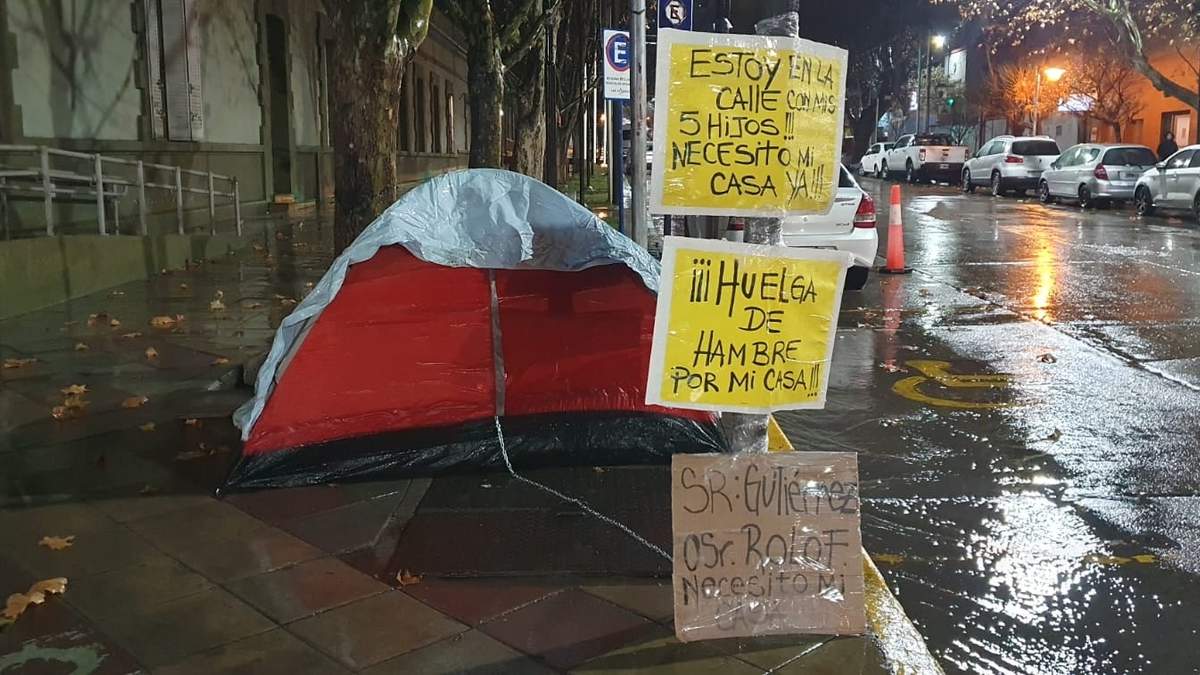 Acampe frente a Casa de Gobierno. Fuente: (Javier Manzano - Minuto Neuquén)