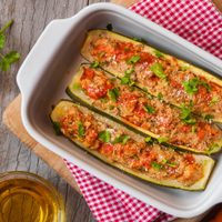 ¿Querés una entrada o cena en un dos por tres? Probá estos zucchinis rellenos de atún que te van a salvar