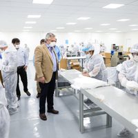 Conurbano: Alberto Fernández visitó una planta que produce barbijos N95