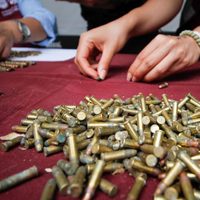 Vecinos de Azcapotzalco entregan fusiles de asalto, como los usados en las matanzas de EU. Esto recibieron a cambio