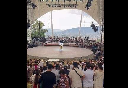 Guelaguetza 2023 con el canto del himno de los oaxaqueños, "Dios nunca muere"