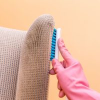 La fórmula mágica para dejar tus muebles tapizados como nuevos en menos de 10 minutos