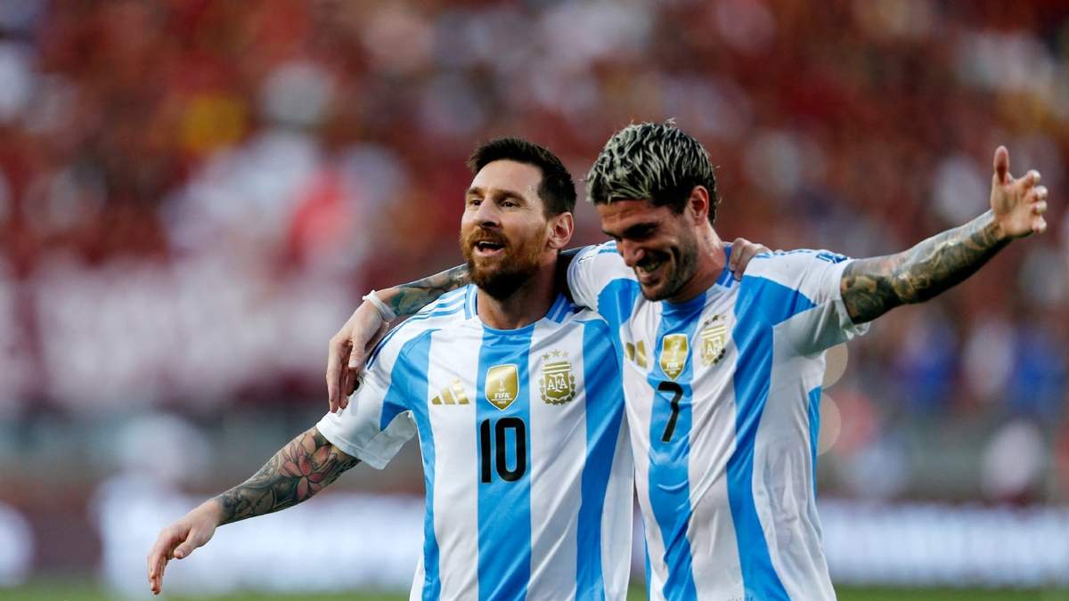 Lionel Messi y Rodrigo de Paul. Fuente: (X)