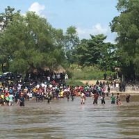 Migrantes burlan cerco policiaco y forman cadena humana para cruzar el Río Suchiate (Videos)