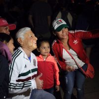 "¡Presidente, presidente!", el eco del festejo afuera de la casa de campaña de AMLO