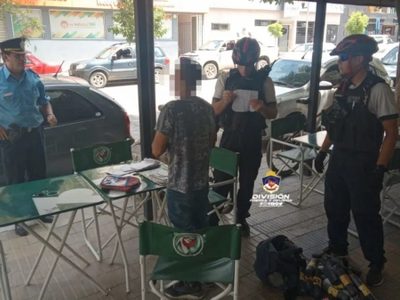 Se negó a ser identificado y agredió con golpes a efectivos de la Policía