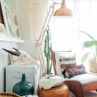 Con cosas baratas o que tenés en casa: creá esta lámpara boho que está tan de moda en las revistas y no parece reciclada