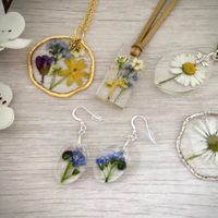 Distinguite sin gastar plata: creá tus propios aros con las hojas y flores de tus plantas