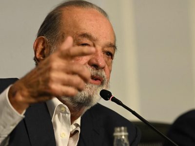 Slim rechaza hablar de Rocha Moya: “Pregúntame de inversiones”