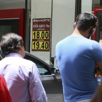 Peso sigue en picada; cierra dólar en $19.65