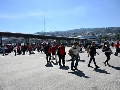 CNTE toma casetas de la México-Puebla y México-Cuernavaca