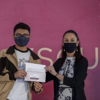 Sheinbaum niega "promoción personalizada" en actos de entrega de becas estudiantiles