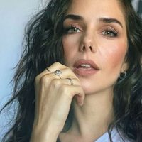 ¡No apto para cardíacos! Julieta Nair Calvo lo usa bien cavado y muestra de más ¡está que arde!