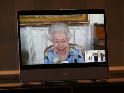 La reina Isabel II retoma sus actividades oficiales públicamente después de la muerte de Felipe