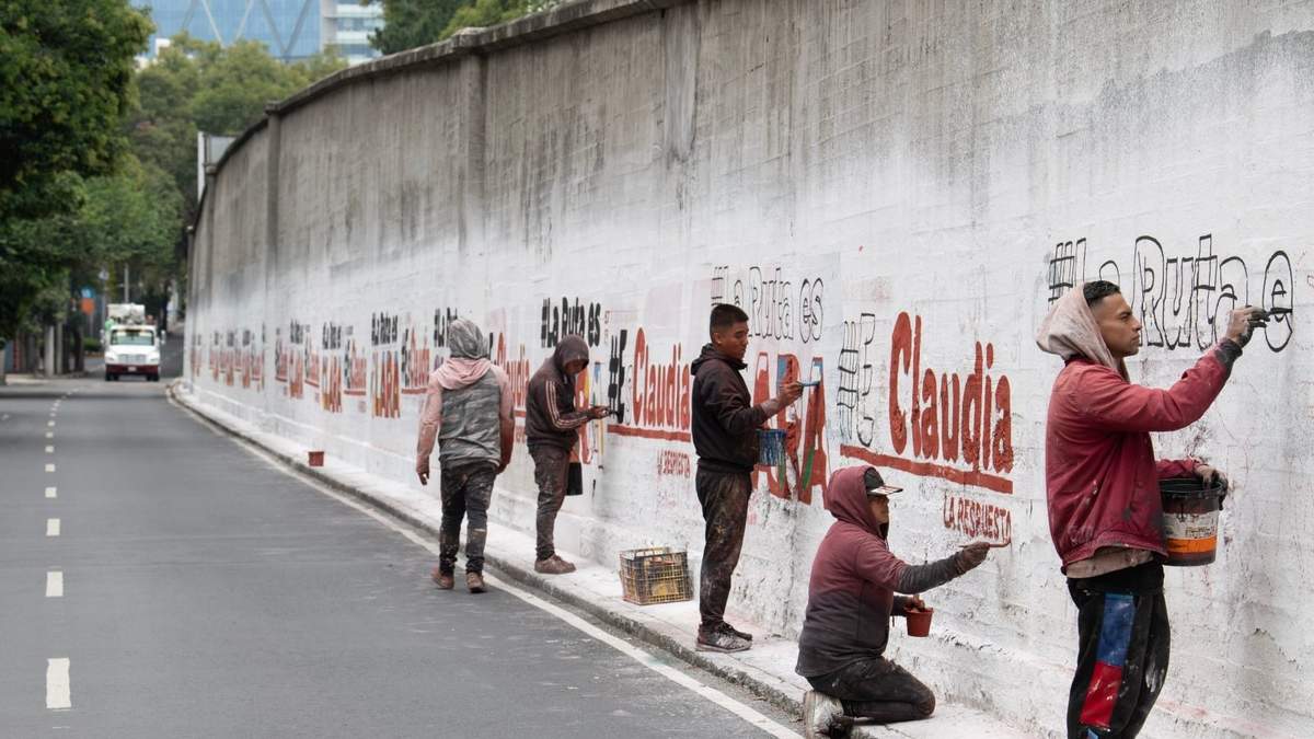 Pinta de bardas con propaganda de Claudia Sheinbaum y Clara Brugada en Viaducto