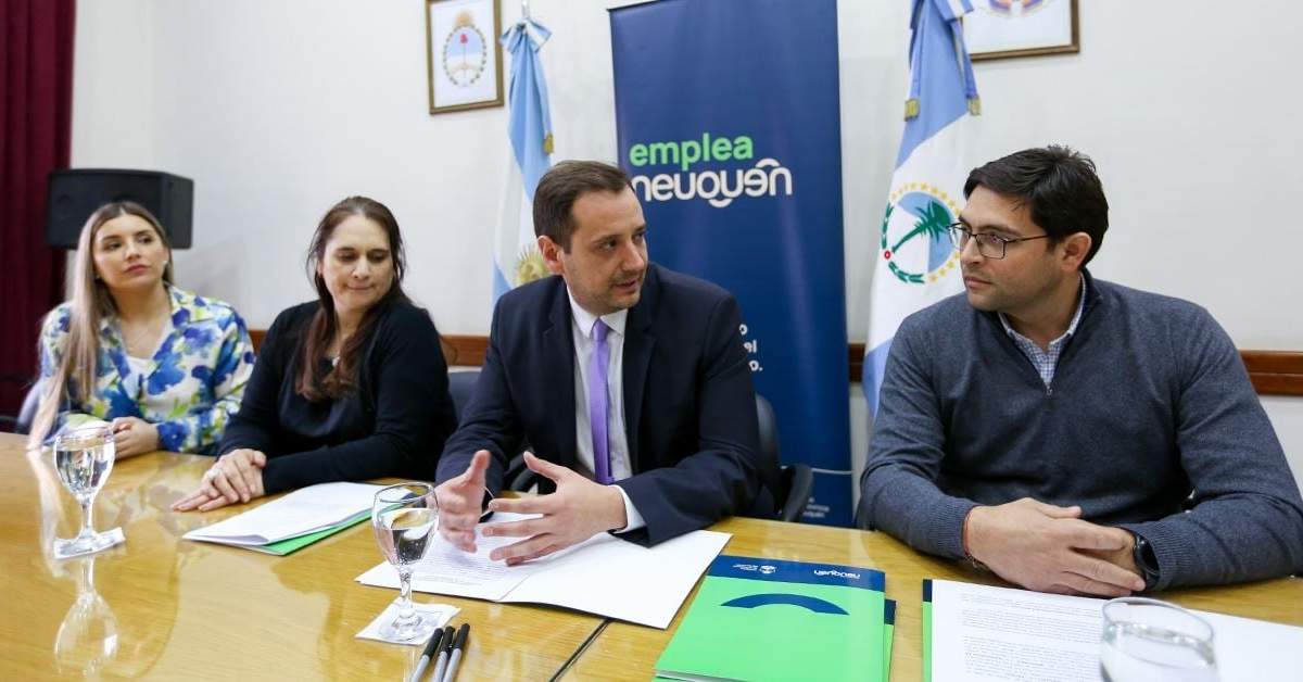El ministro de Trabajo y Desarrollo Laboral, Lucas Castelli y el vicerrector general de la UFLO, Christian Kreber, en la firma del convenio. Fuente: (Gobierno de Neuquén)