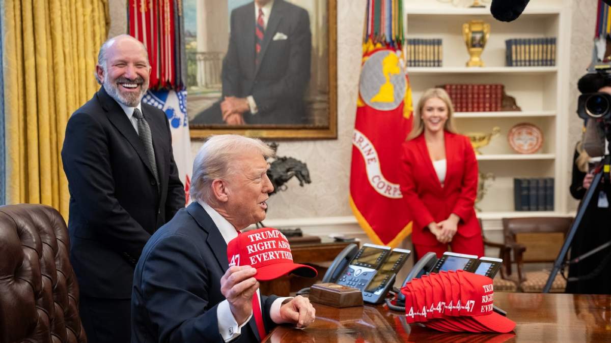 Donald Trump, el secretario de Comercio, Howard Lutnick y la secretaria de prensa de la Casa Blanca, Karoline Leavitt