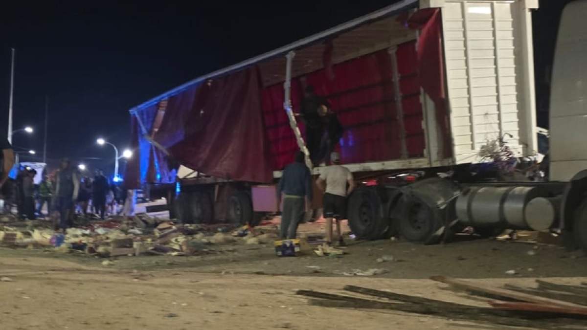La situación ocurrió en Ruta 22 en la rotonda a la altura del supermercado La Anónima de Plaza Huincul. El camión se dirigía a Zapala. Fuente (La Voz del Neuquén)