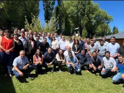 Dirigentes políticos de más de 30 localidades le pidieron a Figueroa que regrese al MPN