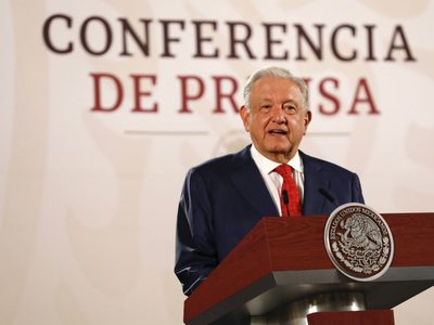 AMLO tunde al Wall Street Journal por decir que seguirá gobernando en el sexenio de Sheinbaum