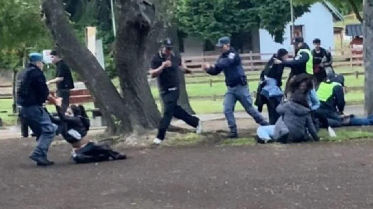 Policías de la comisaría 28 intervinieron en la pelea callejera registrada en la plaza Los Pioneros de Villa La Angostura. Fuente (La Angostura Digital)