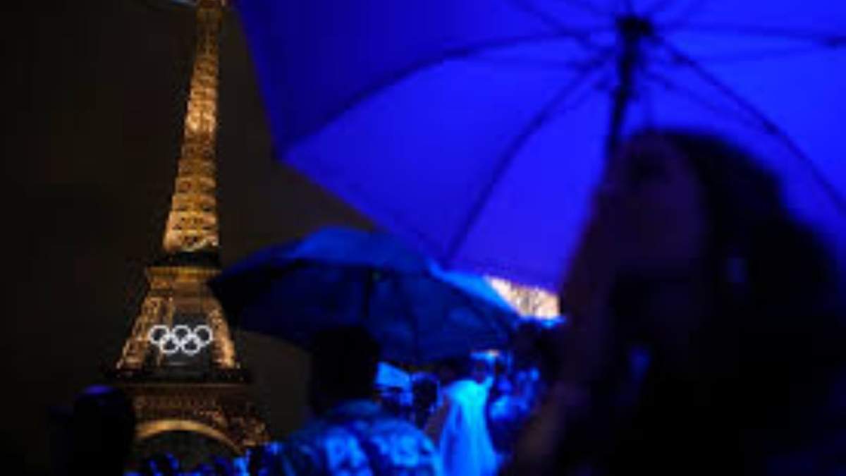 La Torre Eiffel luce iluminada bajo la lluvia el viernes 26 de julio de 2024 durante la inauguración de los Juegos Olímpicos de Verano, en París, Francia