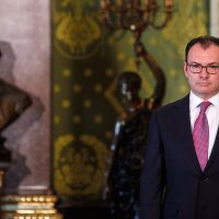 Pese a recorte y aumento de precios, Videgaray asegura que en México no hay crisis