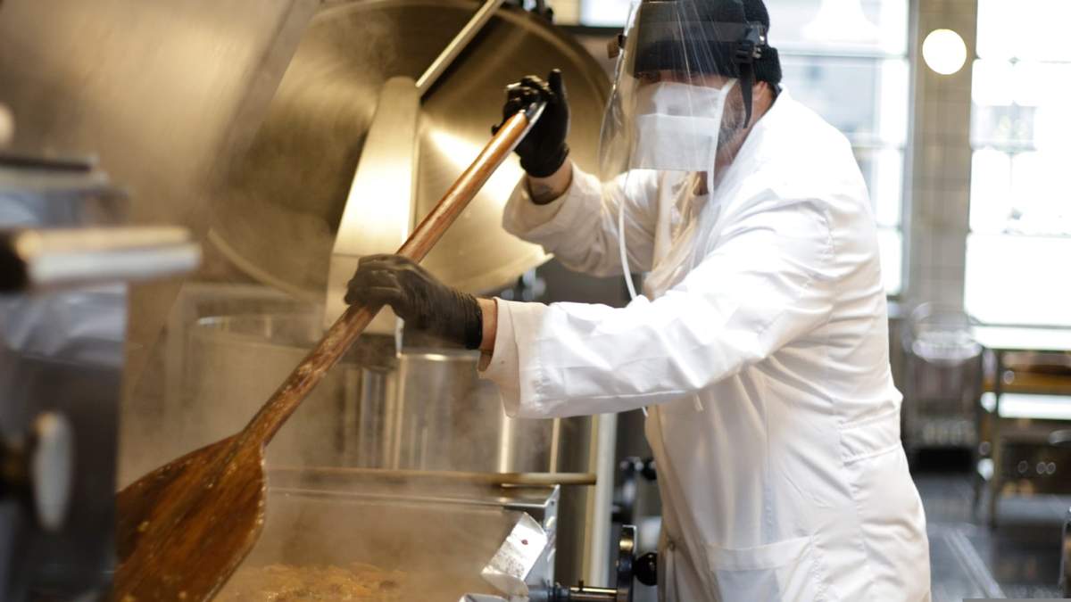 Chefs solidarios ofrecen viandas a personal sanitario. Fuente: (Twitter)