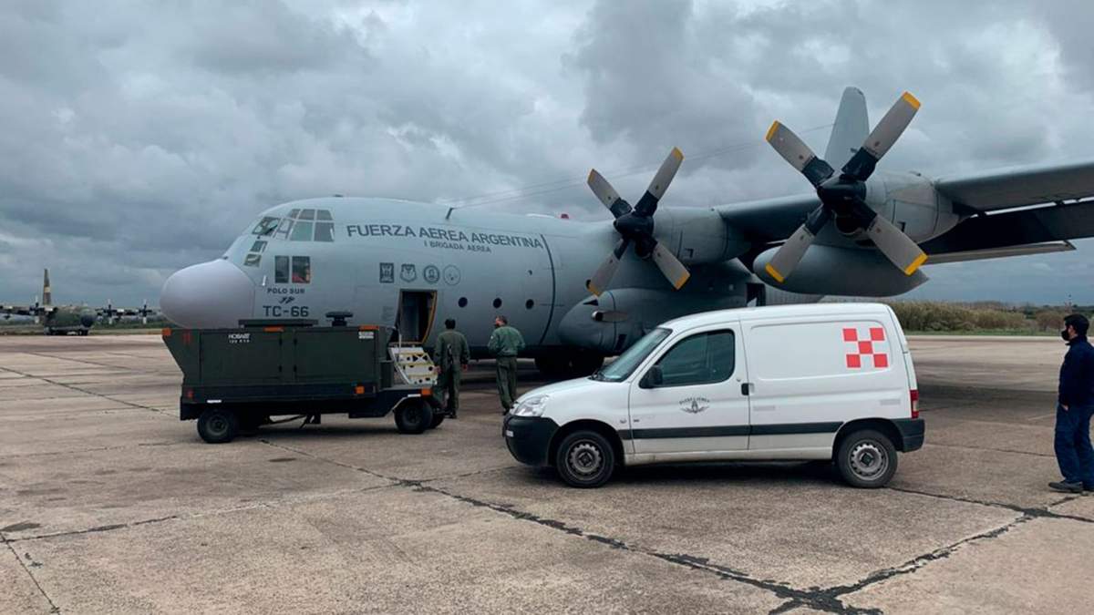 El avión militar argentino minutos antes de dirigirse a Cuba. Fuente (Twitter)