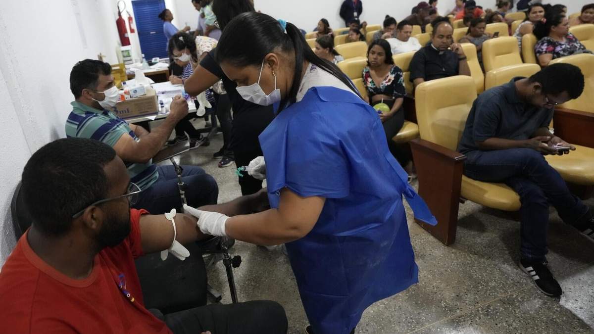 Personas enfermas de dengue reciben atención en una clínica provisional en el vecindario de Santa María, en Brasilia, Brasil